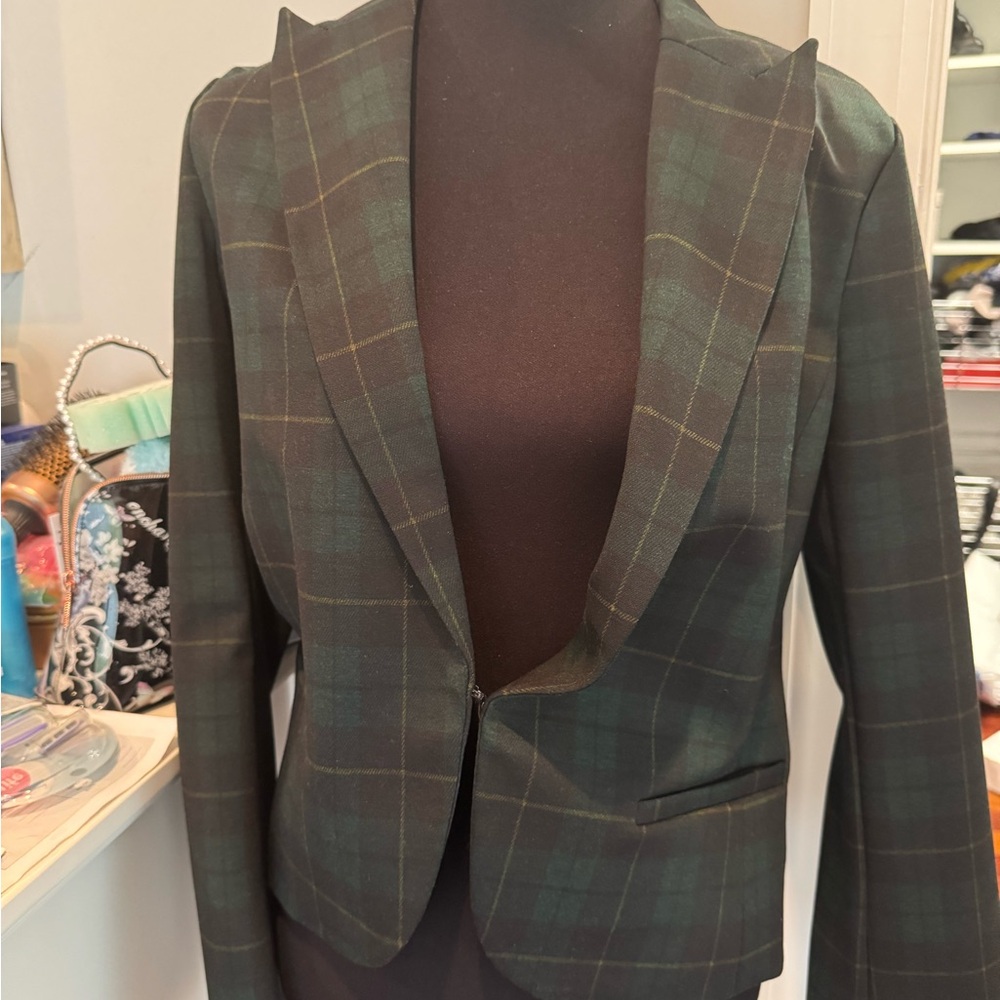 Brand NWT Amanda & Chelsea Blazer and Pencil Skirt.